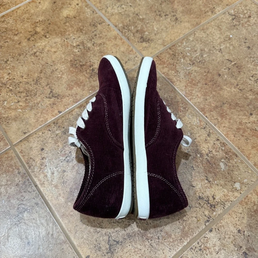 Taos Guest Star Burgundy Corduroy Sneakers Women 8 Casual Lace Up Shoes Comfort